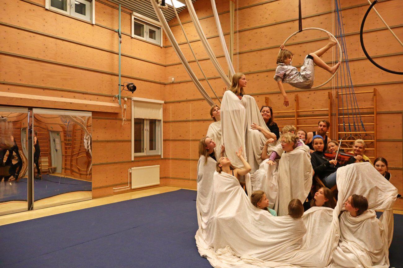 Aika-sirkusmusikaali on Pukinmäen taidekoulujen yhteisön monitaideprojekti, jossa keskiössä on yhteistyö. Kuva: KUVA JUHANI SALO, ESPOON SIRKUS- JA TEATTERIKOULU JA KRISTIINA TAMMISALO
